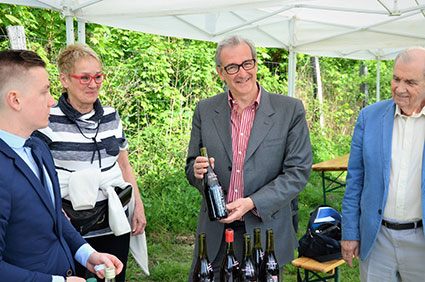 Jean-Pierre Enjalbert présente le vin des coteaux de Saint-Prix